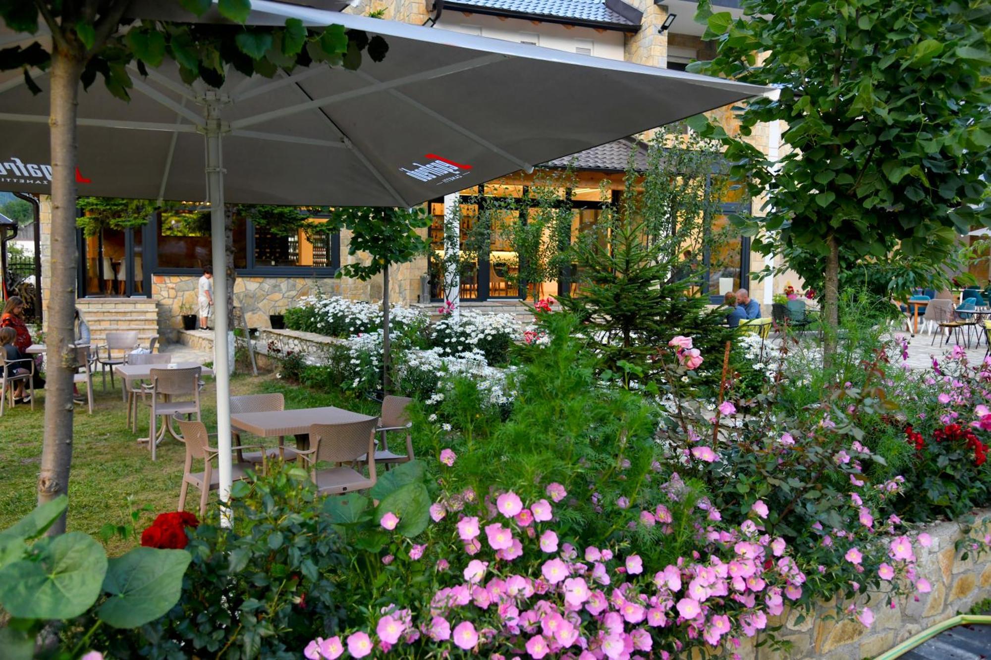 Breezy Hotel Valbonne Exterior foto