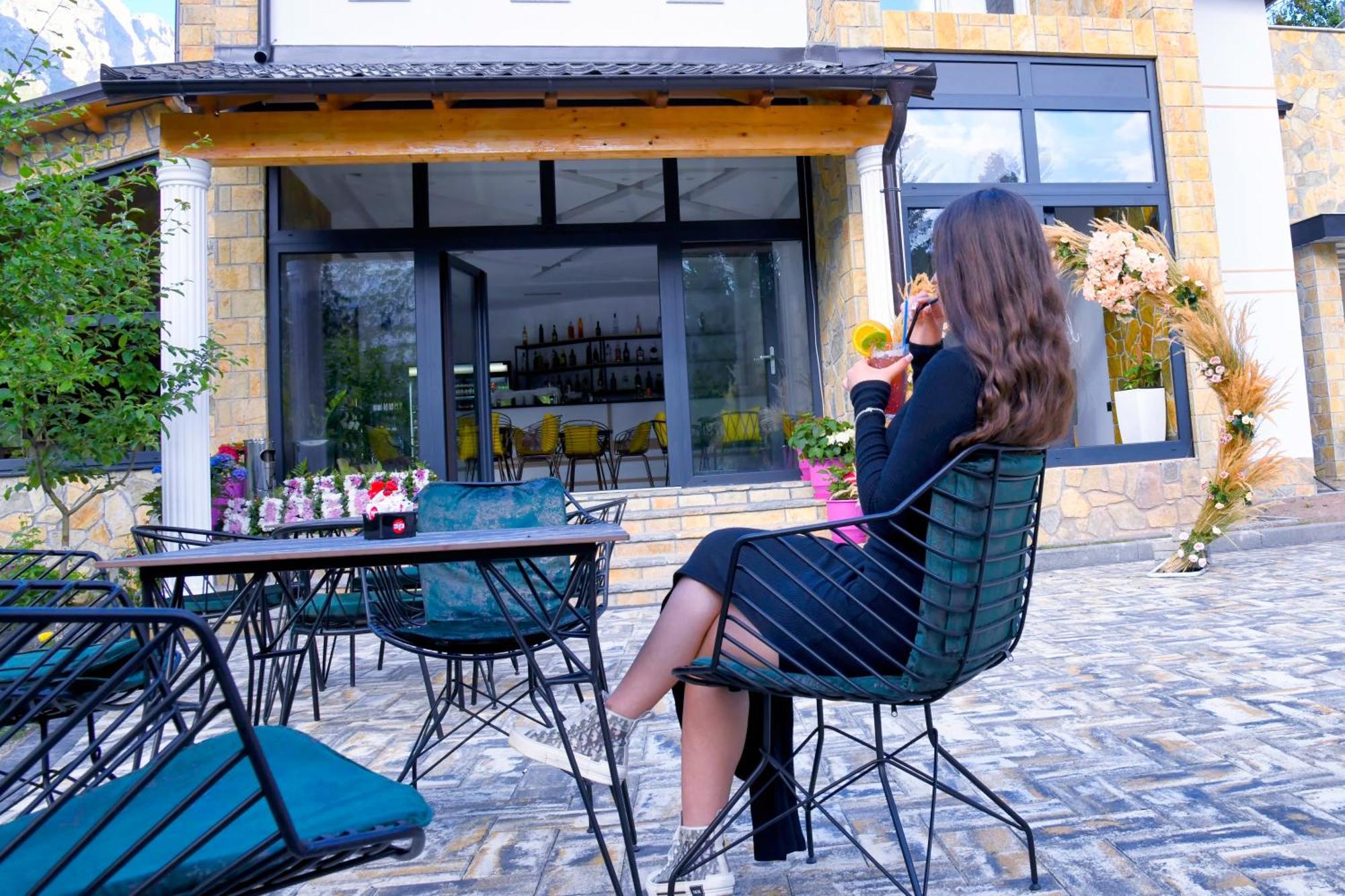 Breezy Hotel Valbonne Exterior foto
