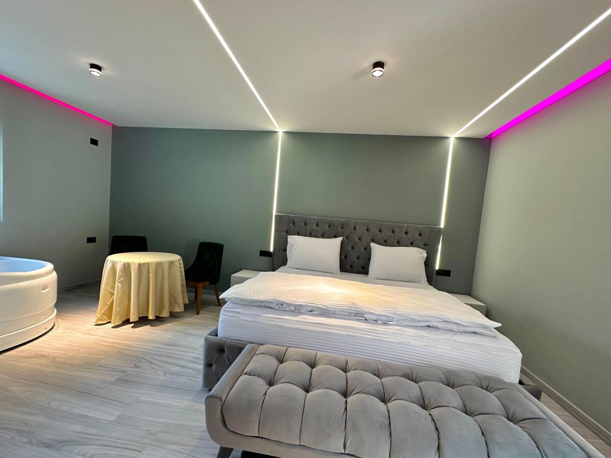 Breezy Hotel Valbonne Quarto foto