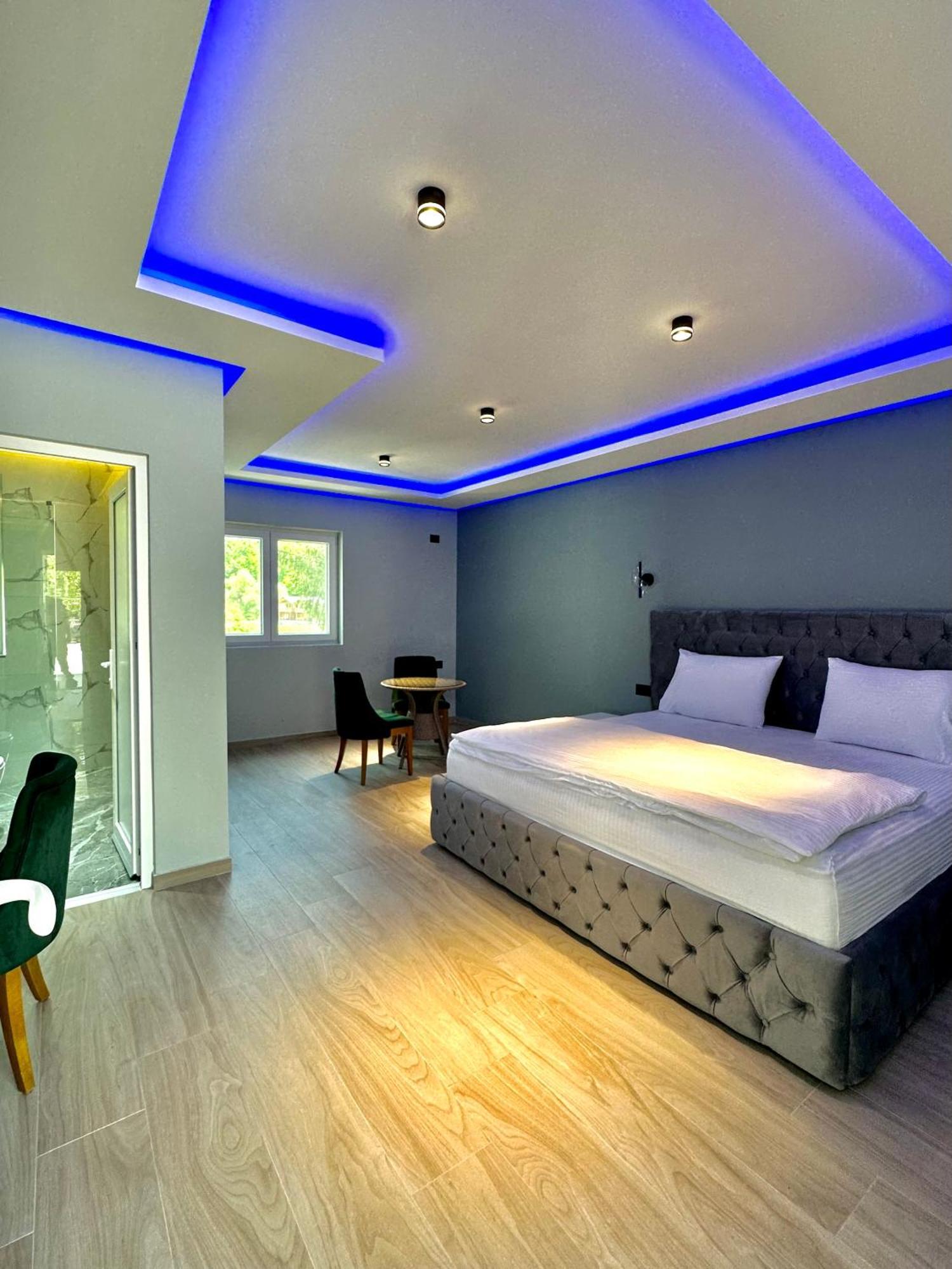 Breezy Hotel Valbonne Quarto foto