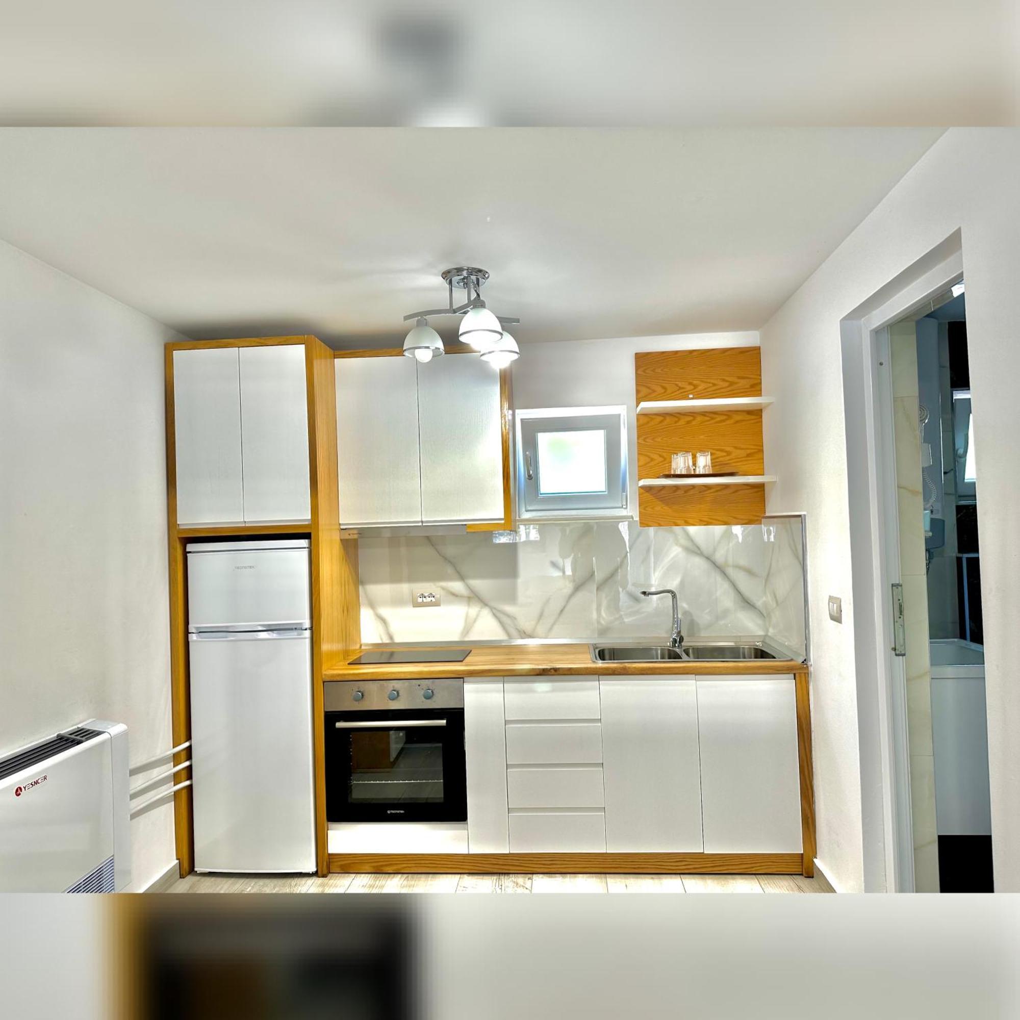Breezy Hotel Valbonne Quarto foto
