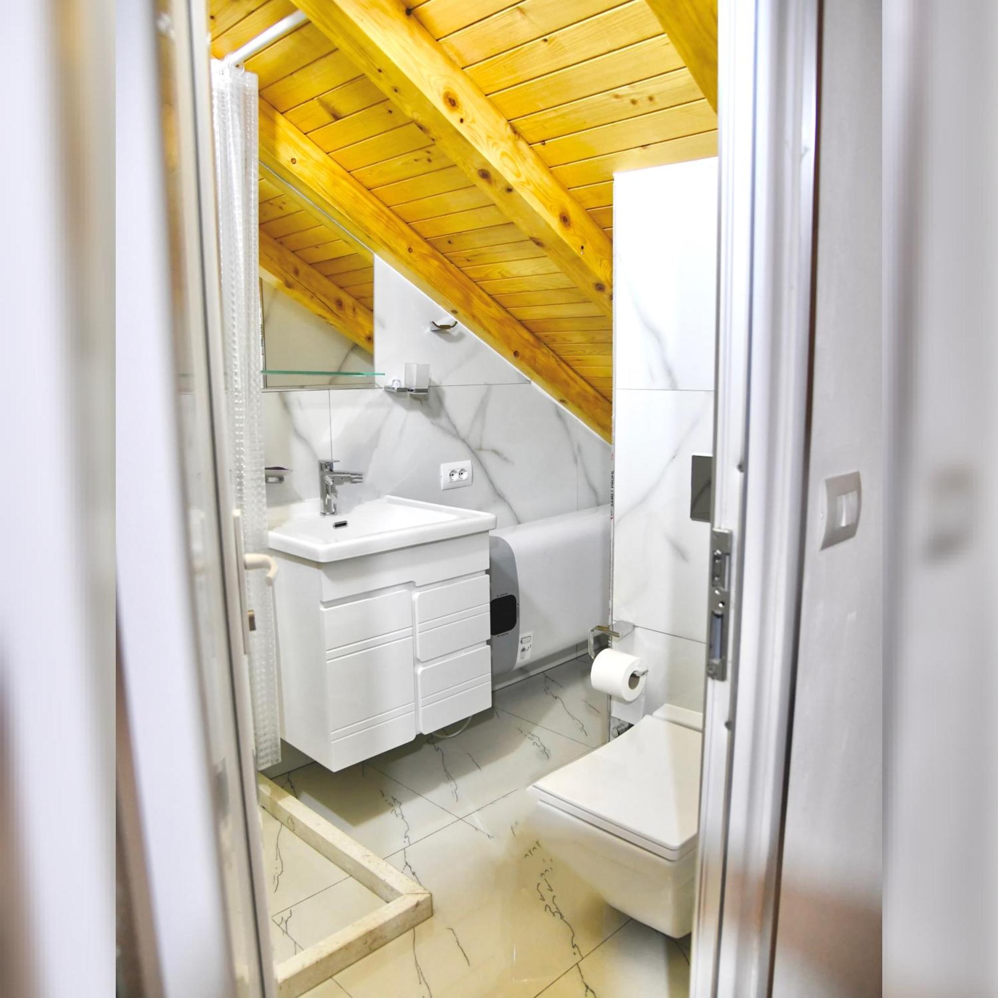 Breezy Hotel Valbonne Quarto foto