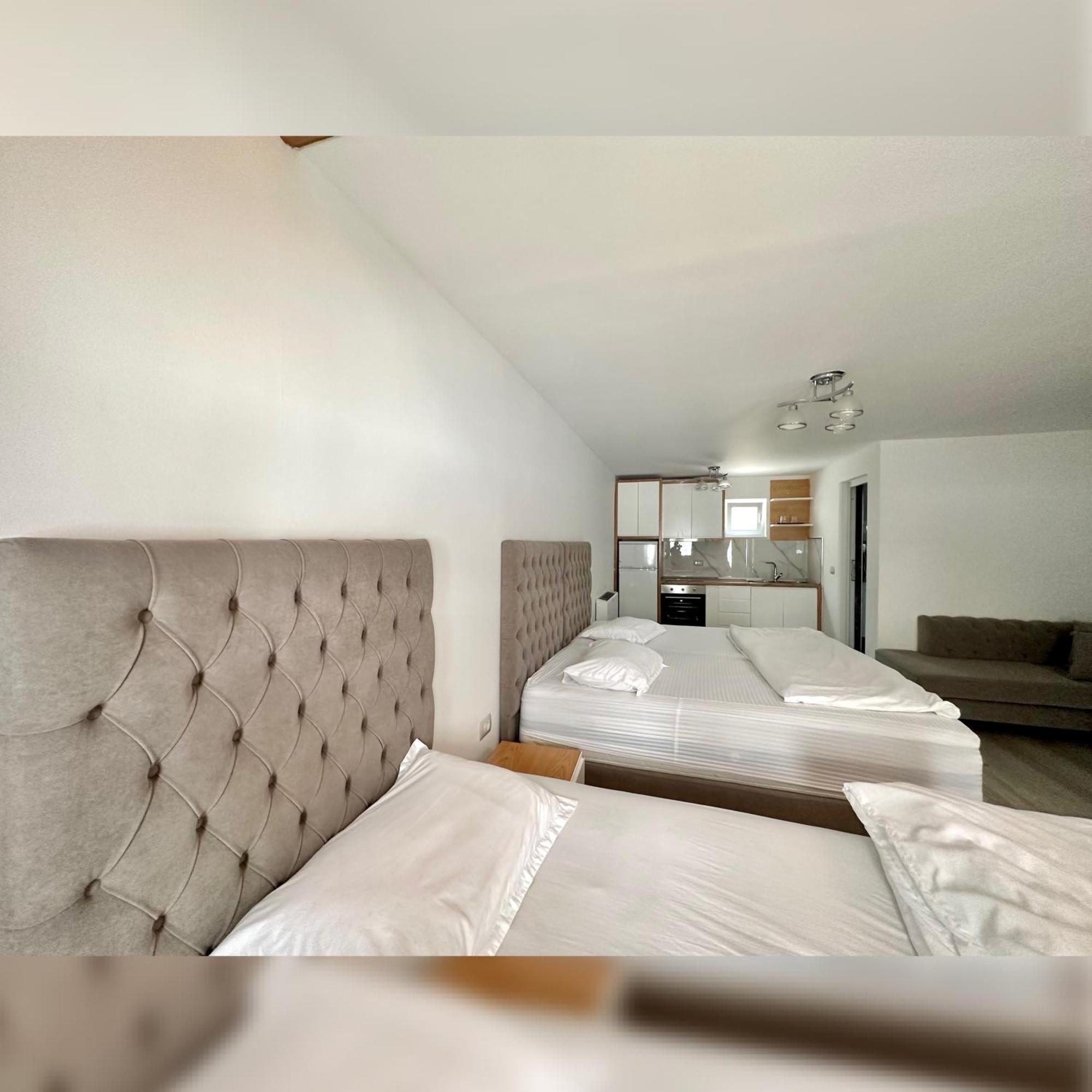 Breezy Hotel Valbonne Quarto foto