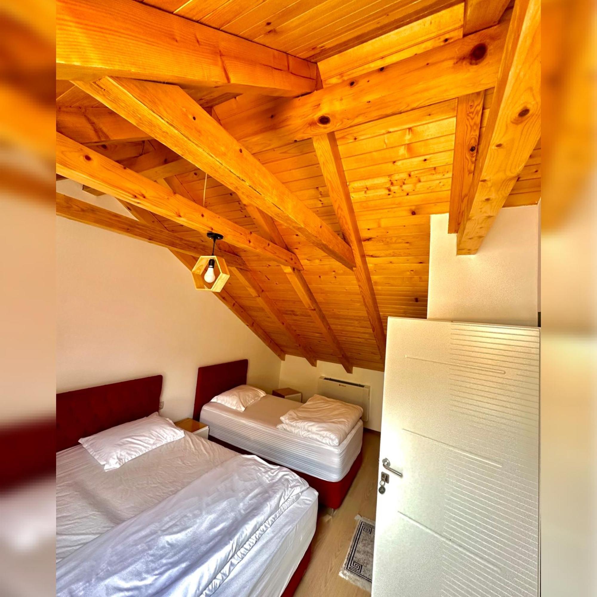 Breezy Hotel Valbonne Quarto foto