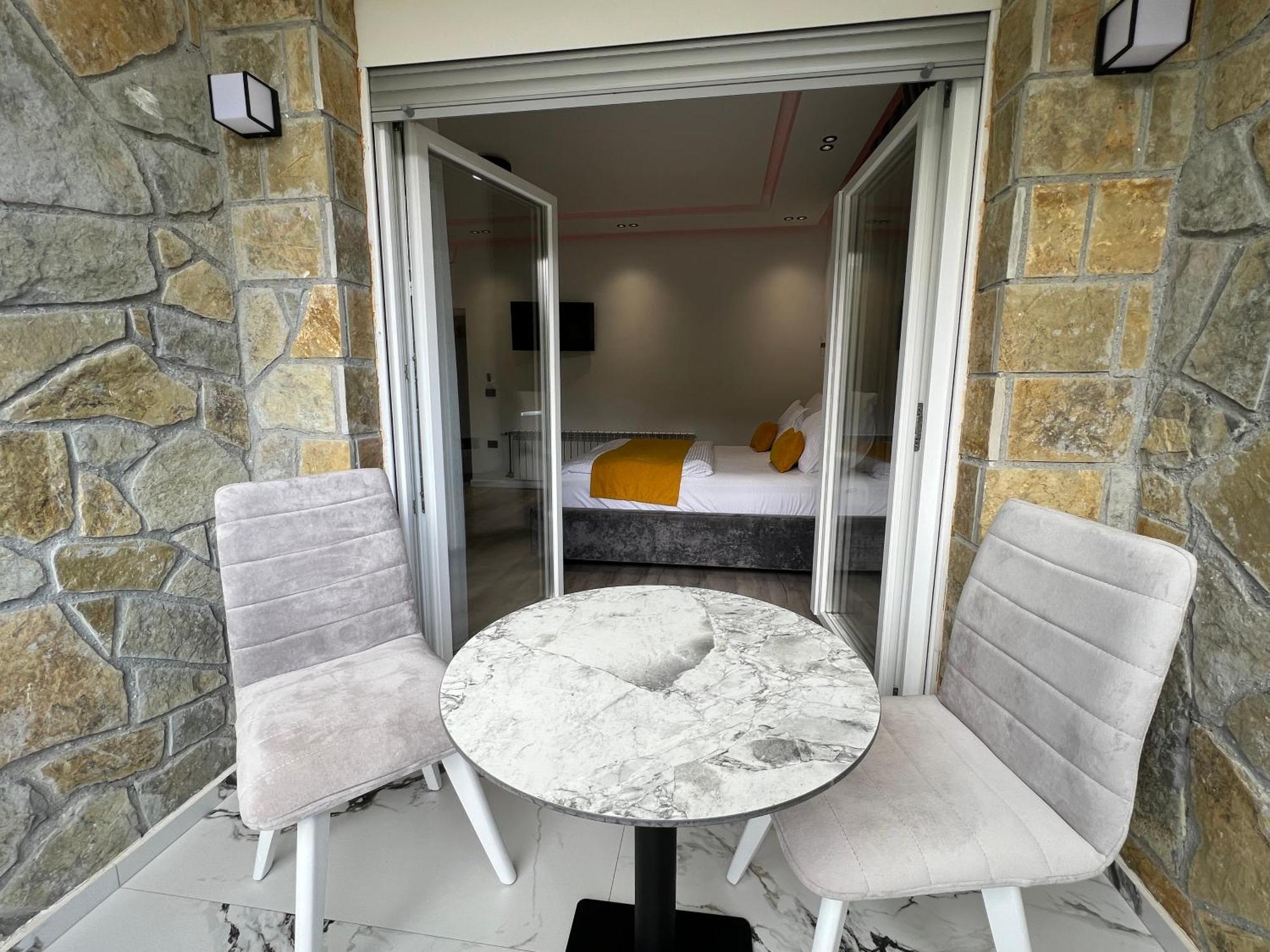 Breezy Hotel Valbonne Exterior foto